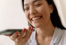 Persona grabando nota de voz en WhatsApp en un smartphone