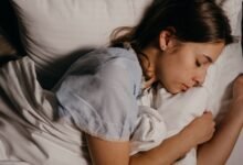 Persona durmiendo plácidamente en una habitación iluminada por la luz tenue del atardecer