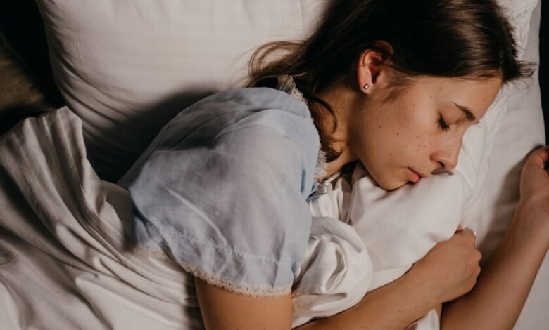 Persona durmiendo plácidamente en una habitación iluminada por la luz tenue del atardecer