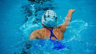 Persona mayor nadando en una piscina al aire libre en Córdoba