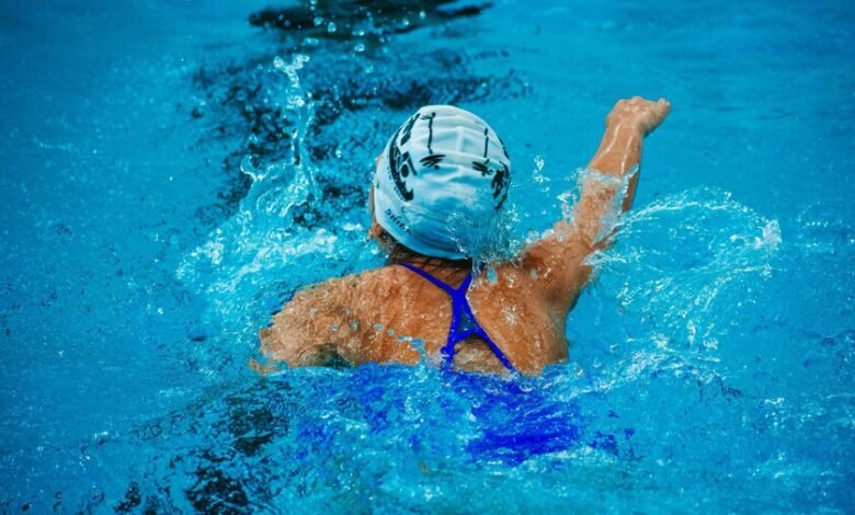 Persona mayor nadando en una piscina al aire libre en Córdoba