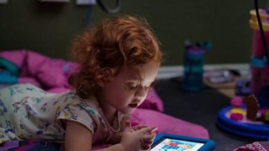 niños jugando con tabletas en un aula de Córdoba