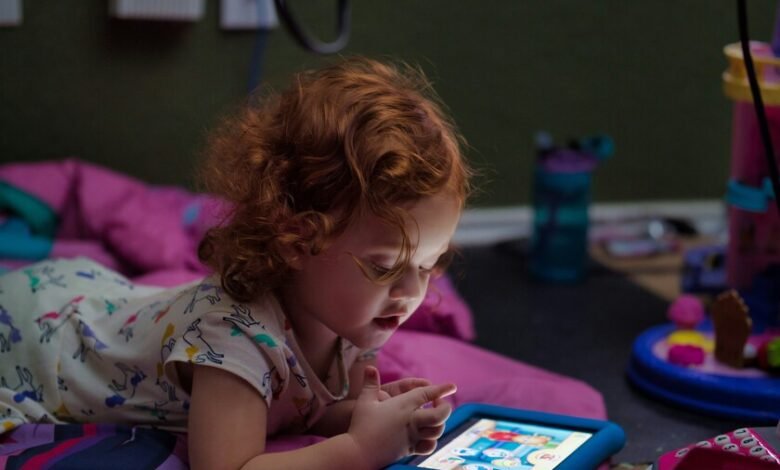 niños jugando con tabletas en un aula de Córdoba