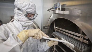 Investigadores chinos trabajando en un laboratorio de biotecnología