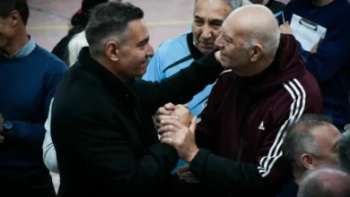 Personas mayores jugando newcom en un club de Córdoba