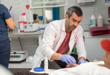 Persona donando sangre en una posta móvil