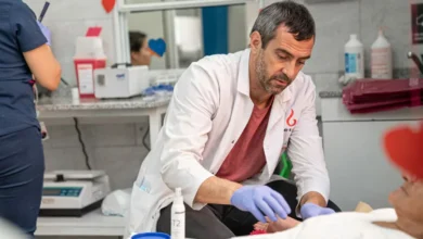 Persona donando sangre en una posta móvil
