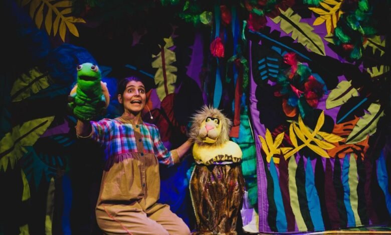 Niñas y niños disfrutando de un espectáculo de títeres en el Teatro Real
