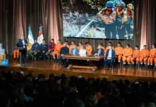 Gobernador Martín Llaryora y ministro de Seguridad Juan Pablo Quinteros durante el acto de entrega de 18 millones de pesos a cada cuerpo de Bomberos Voluntarios