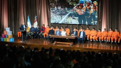 Gobernador Martín Llaryora y ministro de Seguridad Juan Pablo Quinteros durante el acto de entrega de 18 millones de pesos a cada cuerpo de Bomberos Voluntarios