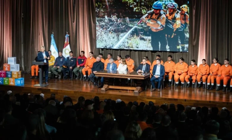 Gobernador Martín Llaryora y ministro de Seguridad Juan Pablo Quinteros durante el acto de entrega de 18 millones de pesos a cada cuerpo de Bomberos Voluntarios