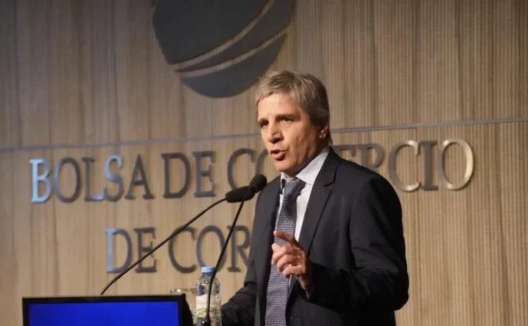 El Ministro de Economía, Luis Caputo, en una conferencia de prensa
