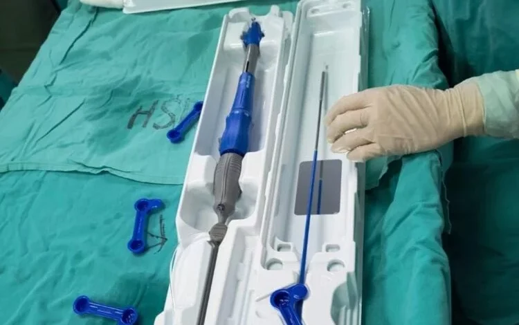 Equipo médico realizando un implante TAVI en el Nuevo Hospital San Roque