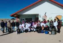 Estudiantes y docentes en una escuela de alta montaña en Córdoba