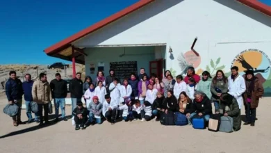 Estudiantes y docentes en una escuela de alta montaña en Córdoba
