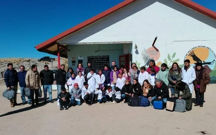Estudiantes y docentes en una escuela de alta montaña en Córdoba