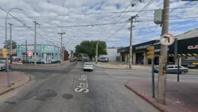 Señalización de corte total de tránsito en la avenida Santa Ana, Córdoba