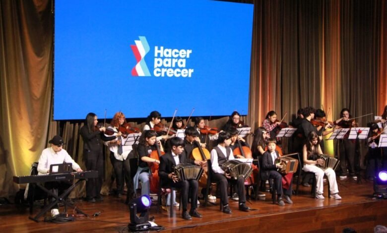Gobernador Martín Llaryora y representantes de la cultura comunitaria en El Panal, Córdoba