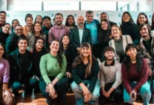 Jóvenes reunidos en un congreso, participando en debates y charlas