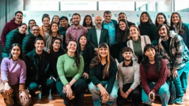 Jóvenes reunidos en un congreso, participando en debates y charlas