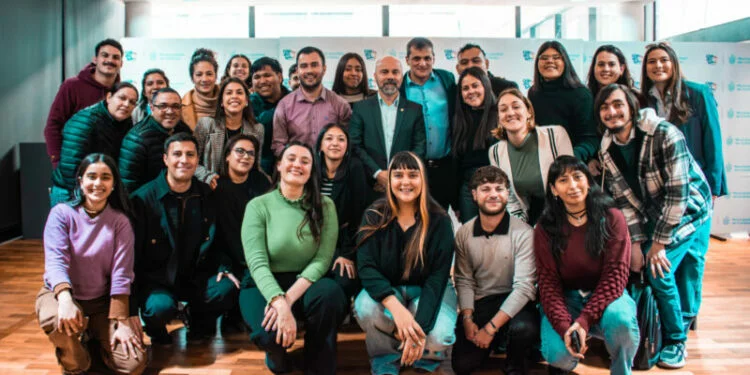 Jóvenes reunidos en un congreso, participando en debates y charlas