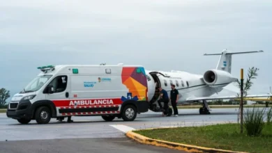 Imagen de un cordón sanitario en acción, con ambulancias y vehículos policiales asegurando el traslado seguro de un paciente.