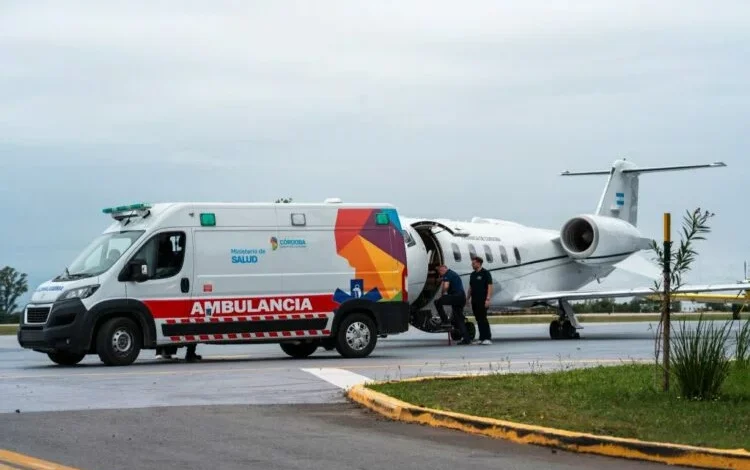 Imagen de un cordón sanitario en acción, con ambulancias y vehículos policiales asegurando el traslado seguro de un paciente.