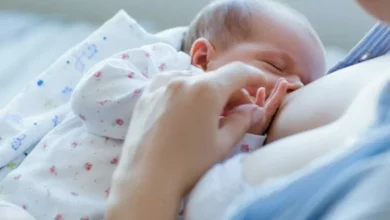 Mujer amamantando a su bebé en un hospital de Córdoba