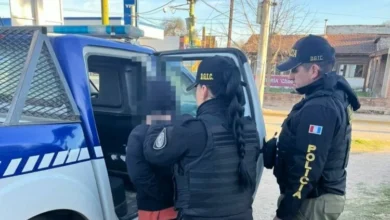 Policías realizando un operativo en la calle