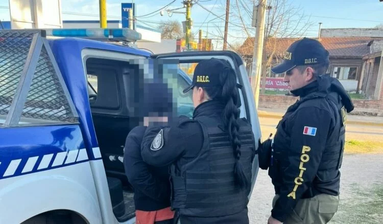Policías realizando un operativo en la calle