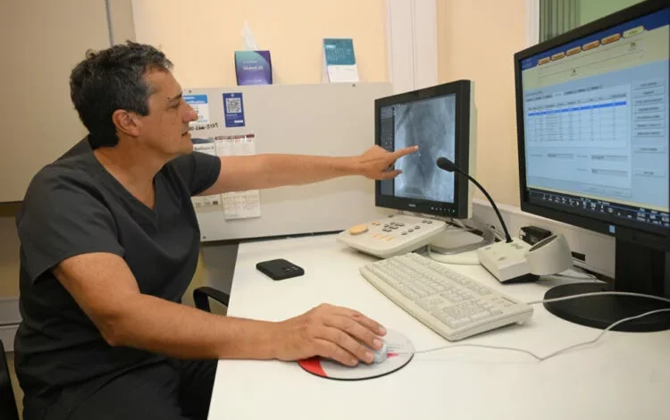 Imagen de un bebé con un stent bioabsorbible, ejemplo de avance médico en Córdoba