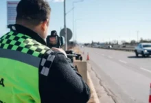 Conductores sorprendidos por la policía de tránsito en un control de velocidad en Córdoba