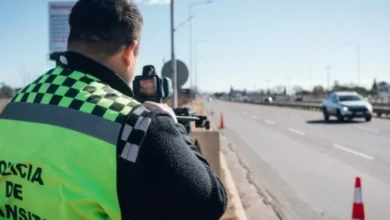 Conductores sorprendidos por la policía de tránsito en un control de velocidad en Córdoba