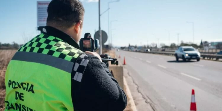 Conductores sorprendidos por la policía de tránsito en un control de velocidad en Córdoba