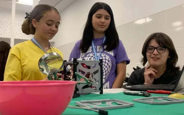 Estudiantes cordobesas participantes en la Misión ShakthiSAT