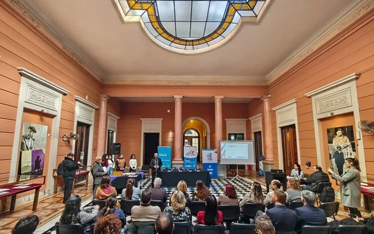 Niños y adultos participando en concursos de dibujo y cuentos para concienciar sobre el trabajo infantil