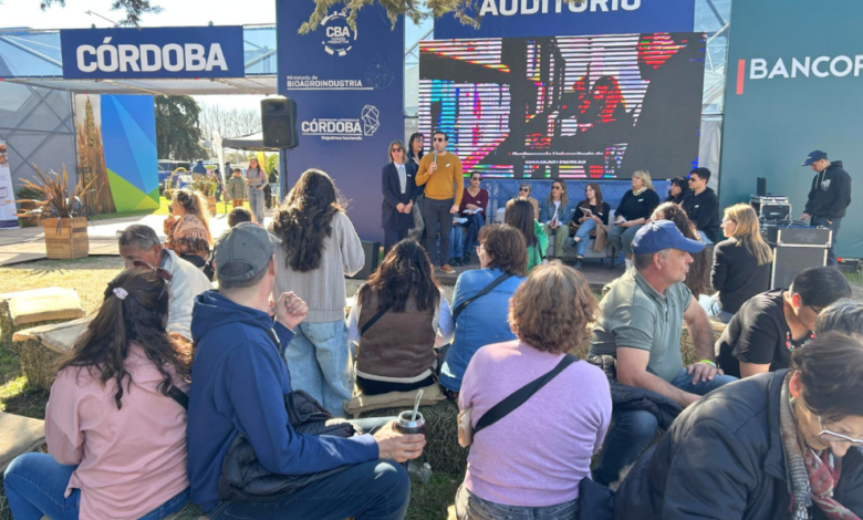 Imagen de la Expo Laboulaye con productores y empresarios del sector agropecuario