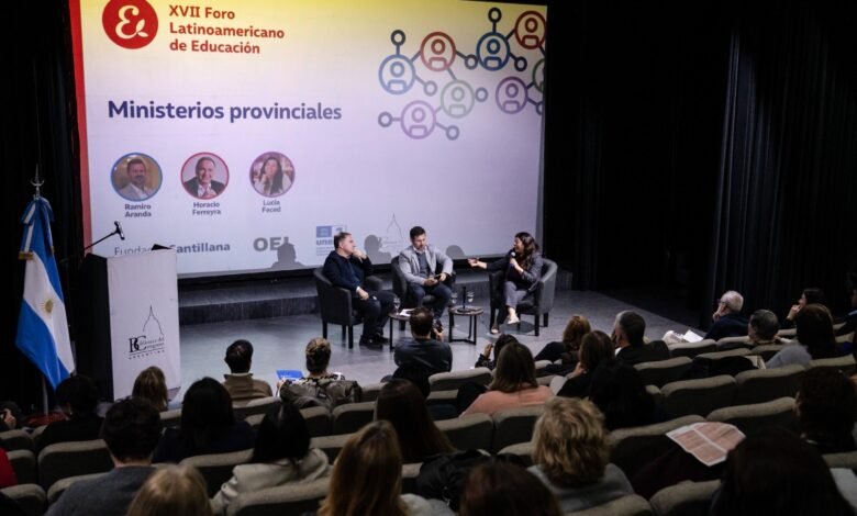 Imagen del Ministro de Educación de Córdoba, Horacio Ferreyra, participando en el Foro Latinoamericano de Educación.