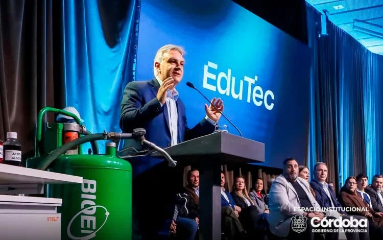 Estudiantes en una clase de educación técnica en Córdoba