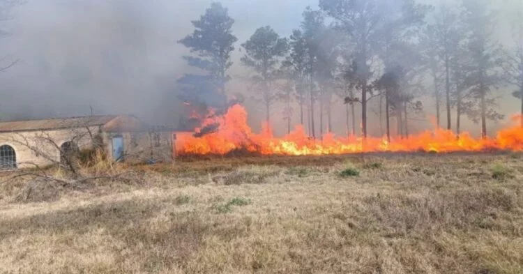 Incendio forestal en Yacanto con aviones hidrantes y helicóptero en la zona