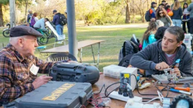 Persona reparando un electrodoméstico con herramientas eléctricas