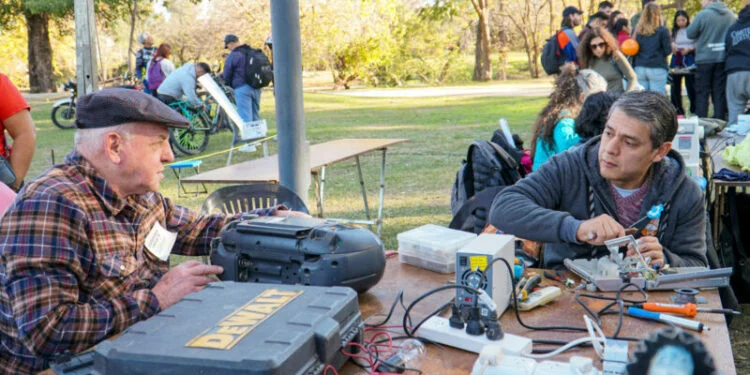 Persona reparando un electrodoméstico con herramientas eléctricas