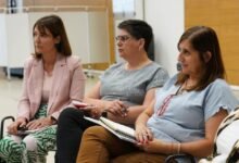 Docentes en una clase de educación financiera