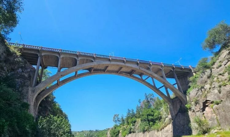 Imagen del puente del Embalse Río Tercero durante las obras de reparación