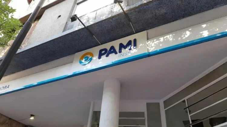 Adultos mayores protestando por falta de medicamentos