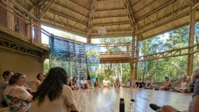 Imagen de una persona en un paisaje natural, simbolizando la conexión entre la salud y el territorio