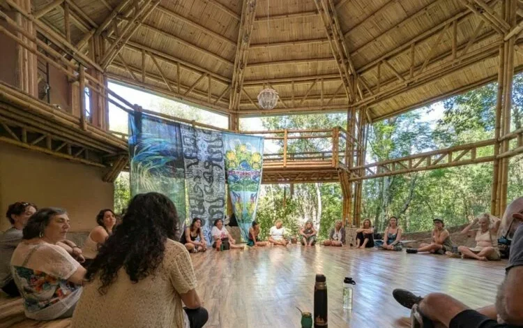 Imagen de una persona en un paisaje natural, simbolizando la conexión entre la salud y el territorio