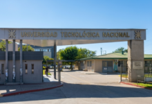 Estudiantes en un laboratorio de robótica industrial