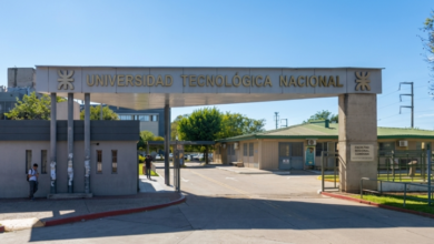 Estudiantes en un laboratorio de robótica industrial