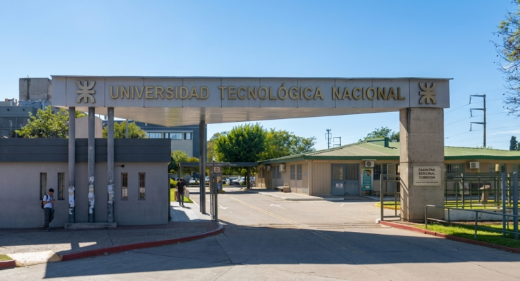 Estudiantes en un laboratorio de robótica industrial